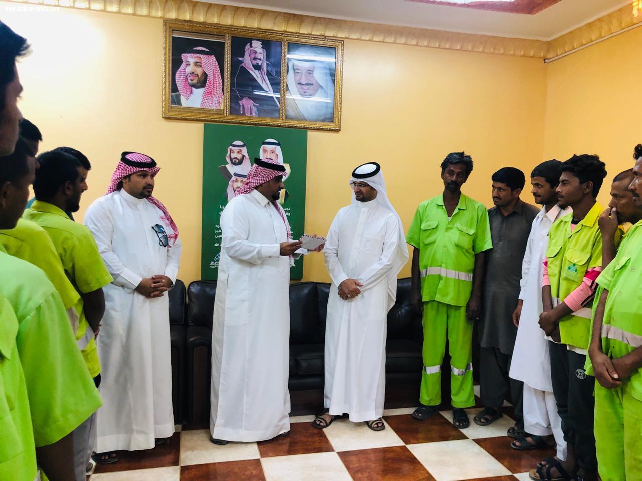 في اسبوع البيئة محافظ الريث يكرم عمال النظافه بوادي لجب