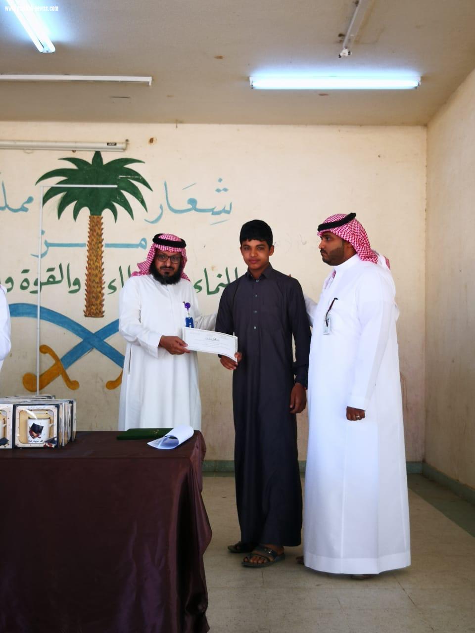 مجمع عمود التعليمي يكرم الطلاب المتفوقين