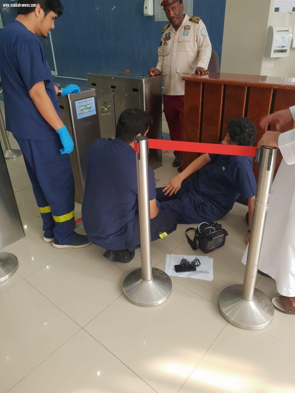 زلة قدم تغلق البوابة الإلكترونية الذكية على ساق مريض والصحة تؤكد المصاب سليم ولا خلل في البوابات