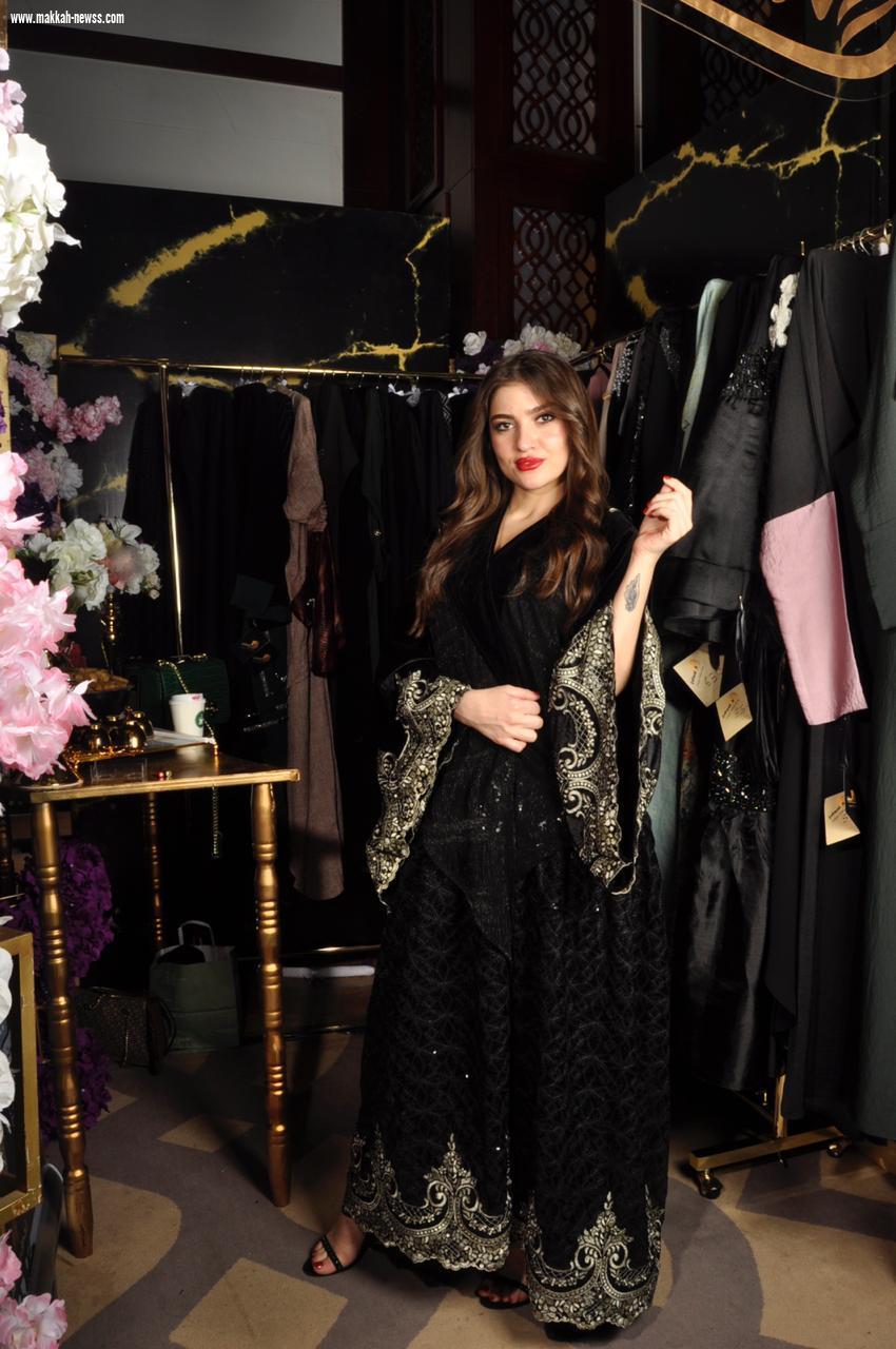 المصممة نوال العتيبي تبهر زوار معرض أنامل مكية