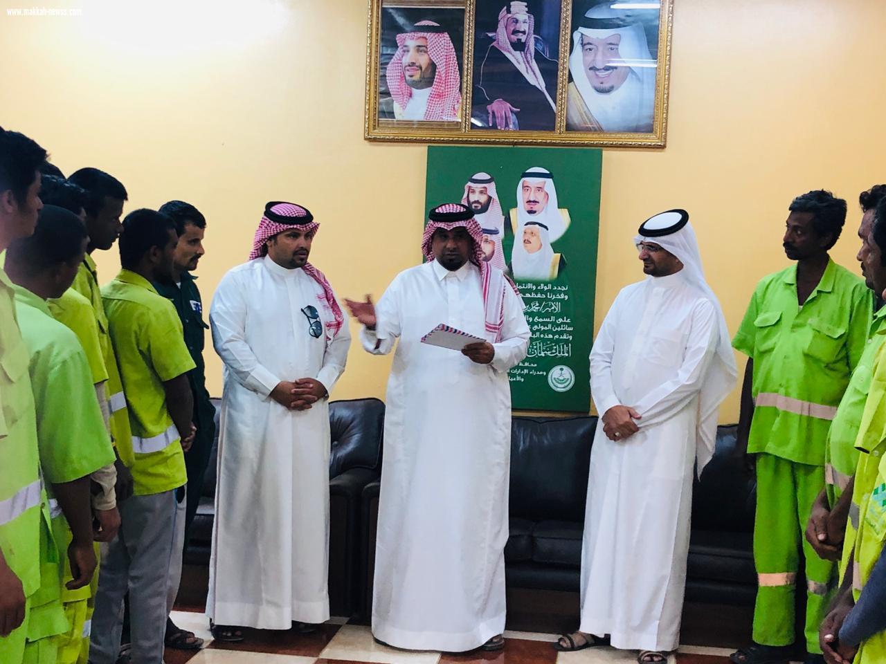 في اسبوع البيئة محافظ الريث يكرم عمال النظافه بوادي لجب