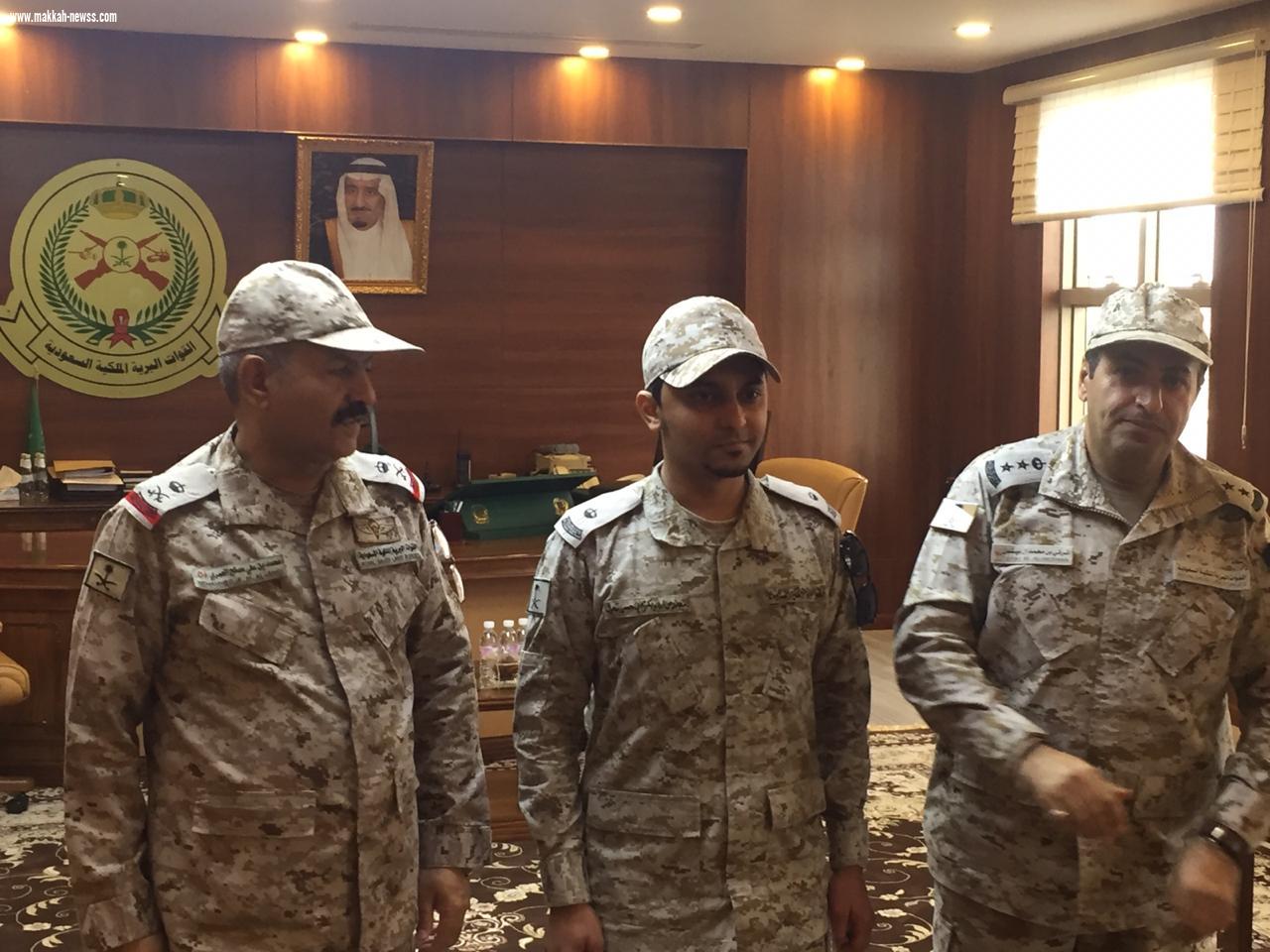 قائد قوة جازان العمري يقلد الرائد مهندس أبوبكر يحي محرق رتبته الجديدة