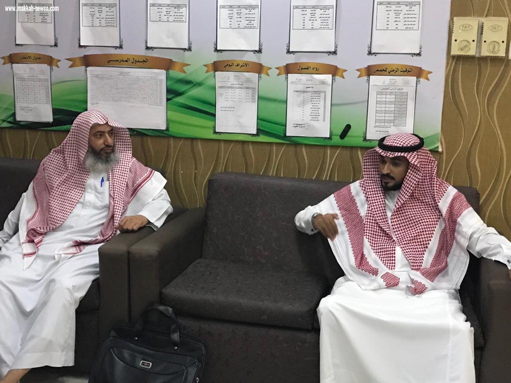 مشرف الحاسب الآلي بمكتب تعليم المسارحة يزورمتوسطة وثانوية المرابي