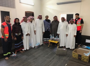 هيئة الهلال الأحمر تساهم في توزيع هدايا لأسر شهداء الحد الجنوبي