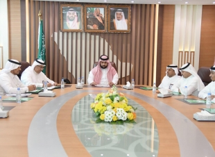 الأمير محمد بن عبدالعزيز يجتمع بمدير عام هيئة الرياضة بمنطقة جازان