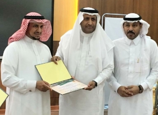 تعليم جازان يكرم المستشار الإعلامي حسن مشهور 