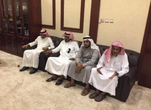 الرسام التشكيلي  قالب الدلح يهدي محافظ بيش رسمة «مسيرة وطن»