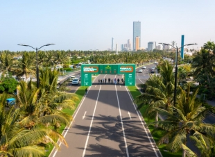 سمو وزير الرياضة يلتقي الرئيس التنفيذي للفورمولا 1 بجدة 