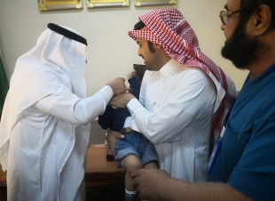 محافظ بيش يدشن حملة تطعيم شلل الاطفال2019 بالمحافظة 