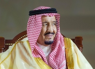 خادم الحرمين يكرم الفائزين بالدورة الحادية والأربعين لجائزة الملك فيصل