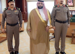 نائب أمير جازان يقلد مدير شرطة الداير العقيد الجابري رتبته الجديدة 