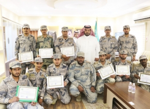 محافظ الداير يكرم عدد من رجال حرس الحدود تميزوا في أداء مهامهم