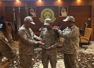 قائد قوة جازان العمري يقلد الرائد مهندس أبوبكر يحي محرق رتبته الجديدة