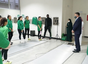 أكاديمية المبارزة النسائية تستقبل عضو الاتحاد الدولي