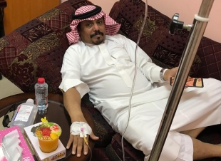 محافظ بيش يقف على ردم المستنقع المائي بعد خروجه من طوارئ بيش