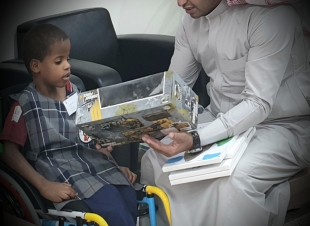 مذيع العربية (الطميحي) يزور مركز جمعية الأطفال المعوقين في جازان