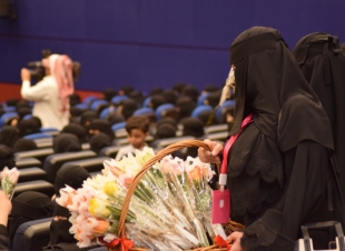 هيئة جازان توزع ٥٠٠وردة بمناسبة اليوم العالمي للمراة