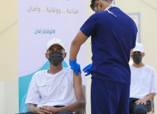 فرق طبية من الخدمات الطبية تنفذ جولة ميدانية لتقديم لقاح كورونا لمنسوبي وطلاب قوة الطوارئ الخاصة بمنطقة جازان