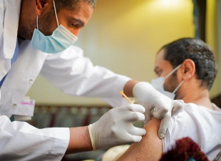 الخدمات الطبية بوزارة الداخلية تنفذ زيارات ميدانية لتقديم لقاح فيروس كورونا لأسر شهداء الواجب