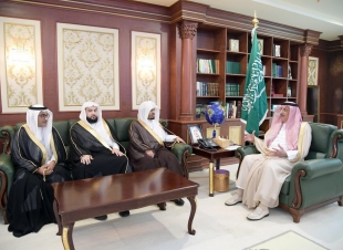 أمير منطقة جازان يستقبل إمام ومؤذن المسجد الحرام 