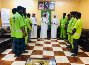 في اسبوع البيئة محافظ الريث يكرم عمال النظافه بوادي لجب