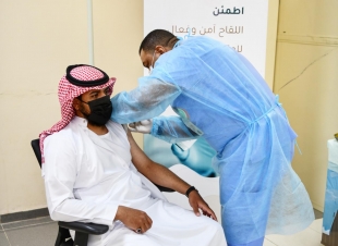 فرق الخدمات الطبية تقدم لقاح فيروس كورونا لمنسوبي قوة الأمن والحماية في نيوم 