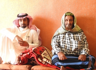 رئيس مركز عمود الريث يقف على الحالة الإنسانية لاحقة السلمي