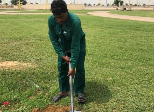 ضمن فعاليات أسبوع البيئة المعلمة المتطوعة مرغمة خواجي تبادر بحملة تشجير حديقة ضمد 