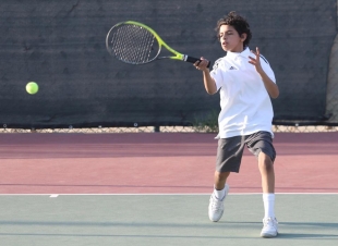 بعد مباراة مارثونية امتدت لخمس ساعات الشباب يتفوق على الوحدة ويتصدر المرحلة الاولي لدوري التنس