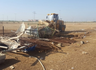 بلدية محافظة صبيا تزيل أحواش وبسطات مخالفة وغير نظامية 