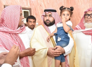 نائب أمير جازان ينقل تعازي القيادة لوالد وذوي الشهيد الحكمي