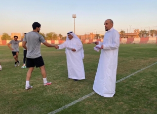 الدكتور الحبشان نيابة عن مجلس الادارة يقدم مكافات الفوز للاعبي قدم الدرعية