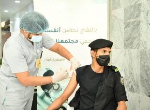 الخدمات الطبية تقدم لقاح فيروس كورونا لمنسوبي مركز العمليات الأمنية الموحدة 911 بمنطقة الرياض