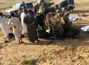 توفي ستة أشخاص ، وأُصيب سبعة آخرون من بينهم اصابتان خطرة في حادث تصادم مروع وقع اليوم بمحافظة الحجرة بمنطقة الباحة