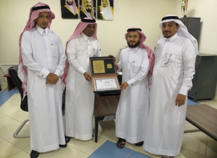 مشرف الصحة المدرسية بمكتب تعليم بيش  يكرم المحرق