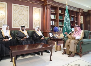 الأمير محمد بن ناصر يتسلم التقرير السنوي لجامعة جازان 