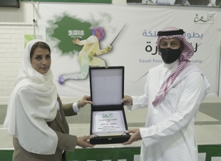 تكريم أول 3 حكمات سعوديات في المبارزة 