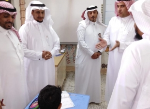 مدير تعليم جازان يزور ابتدائية قزع بأحد المسارحة 