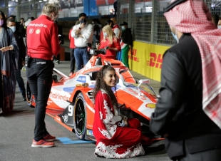 الهولندي دي فريز بطلاً للجولة الافتتاحية من سباق فورمولا إي الدرعية 2021