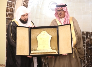 محافظ صبيا يفتتح جامع النور بحضور أئمة الحرم المكي