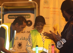 يشهد ركن فريق تعاون للبحث والإنقاذ إقبال كبير من الزوار في المهرجان الشتوي بالقرية الثراتيه بجازان