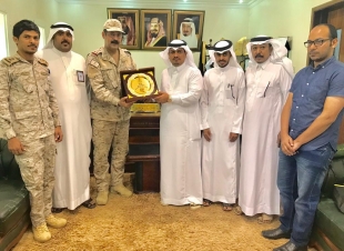 العميد الركن عامر الشهري يقدم شهادة شكر للمهندس الدغريري 
