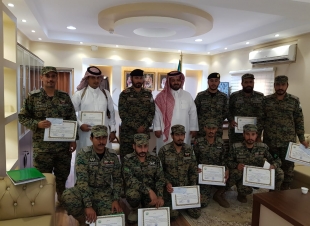 محافظ الداير يكرم عدد من أفراد الأفواج الأمنية تميزوا في أداء مهامهم