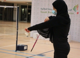 نادي الرياض يستضيف لاعبات الريشة الطائرة 