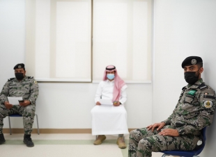 الخدمات الطبية بوزارة الداخلية تقدم لقاح فيروس كورونا لمنسوبي المديرية العامة للسجون بالرياض