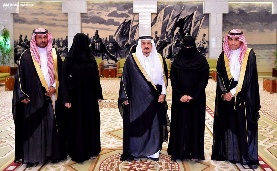 سمو أمير منطقة الرياض يستقبل نجلاء العتيبي وشريفة المطيري لحصولهن على جائزة الملك سلمان للدراسات العليا