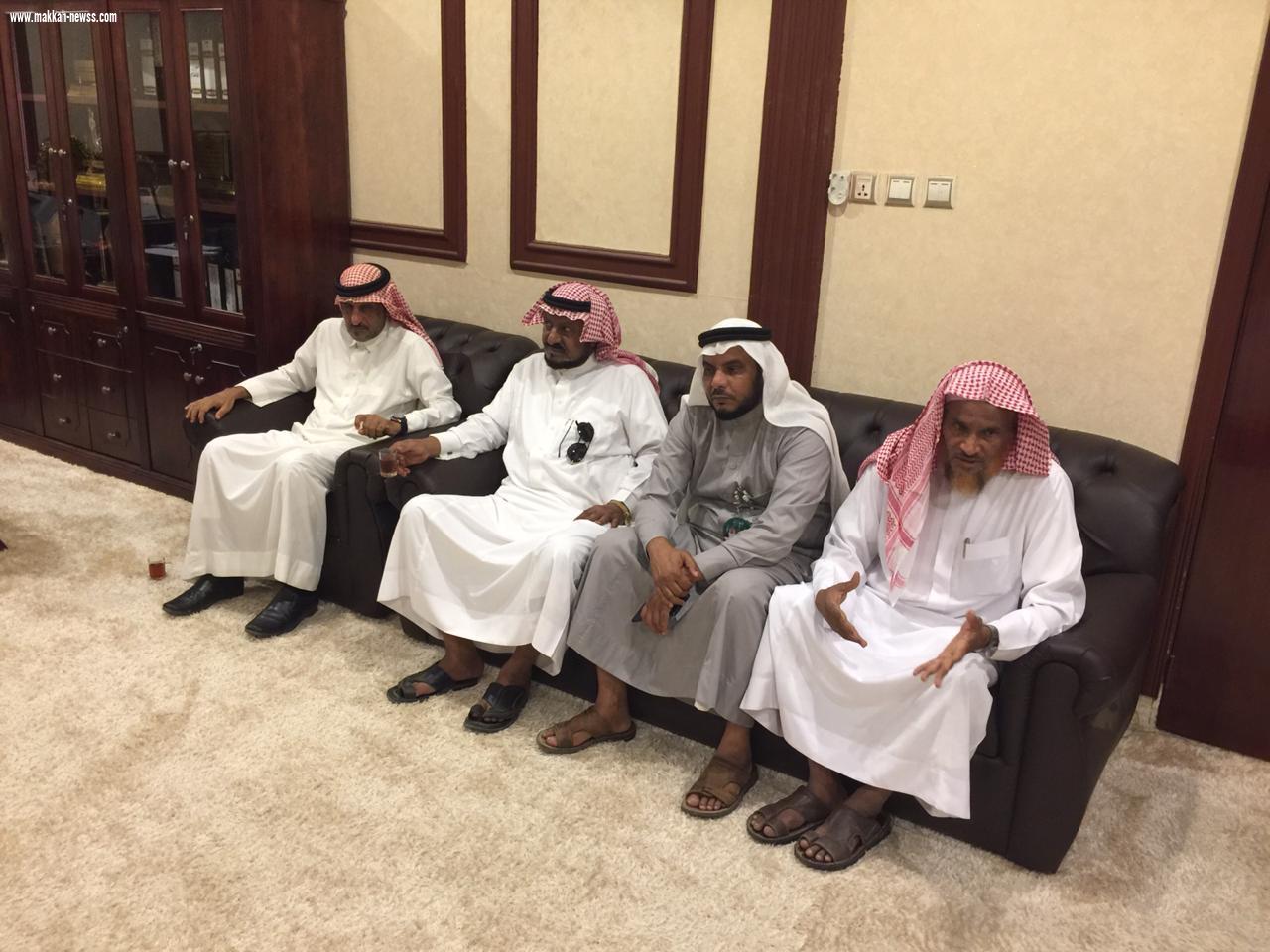 الرسام التشكيلي  قالب الدلح يهدي محافظ بيش رسمة «مسيرة وطن»