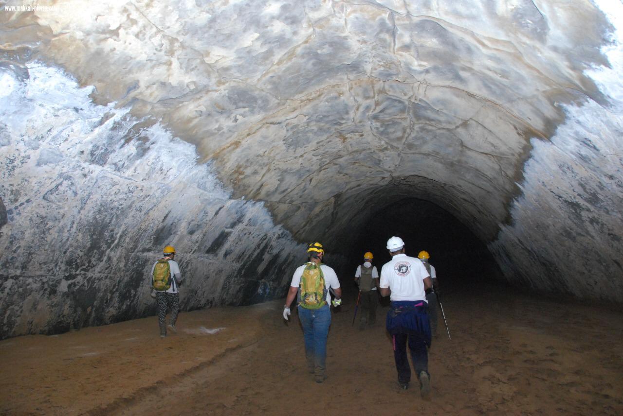 أكثر من 20 مرشدا ومرشدة من فريق كهوف السعودية ينفذون رحلة استكشافية لكهف ماكر الشياهين شمال المدينة المنورة