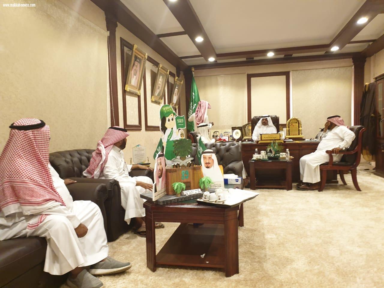 الرسام التشكيلي  قالب الدلح يهدي محافظ بيش رسمة «مسيرة وطن»