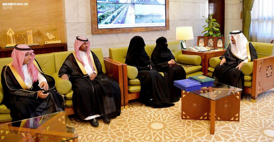 سمو أمير منطقة الرياض يستقبل نجلاء العتيبي وشريفة المطيري لحصولهن على جائزة الملك سلمان للدراسات العليا